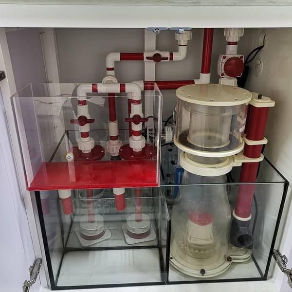Saltwater Plumbing System, a custom fish tank project by Vinoos Trading EST., image 2 of 2